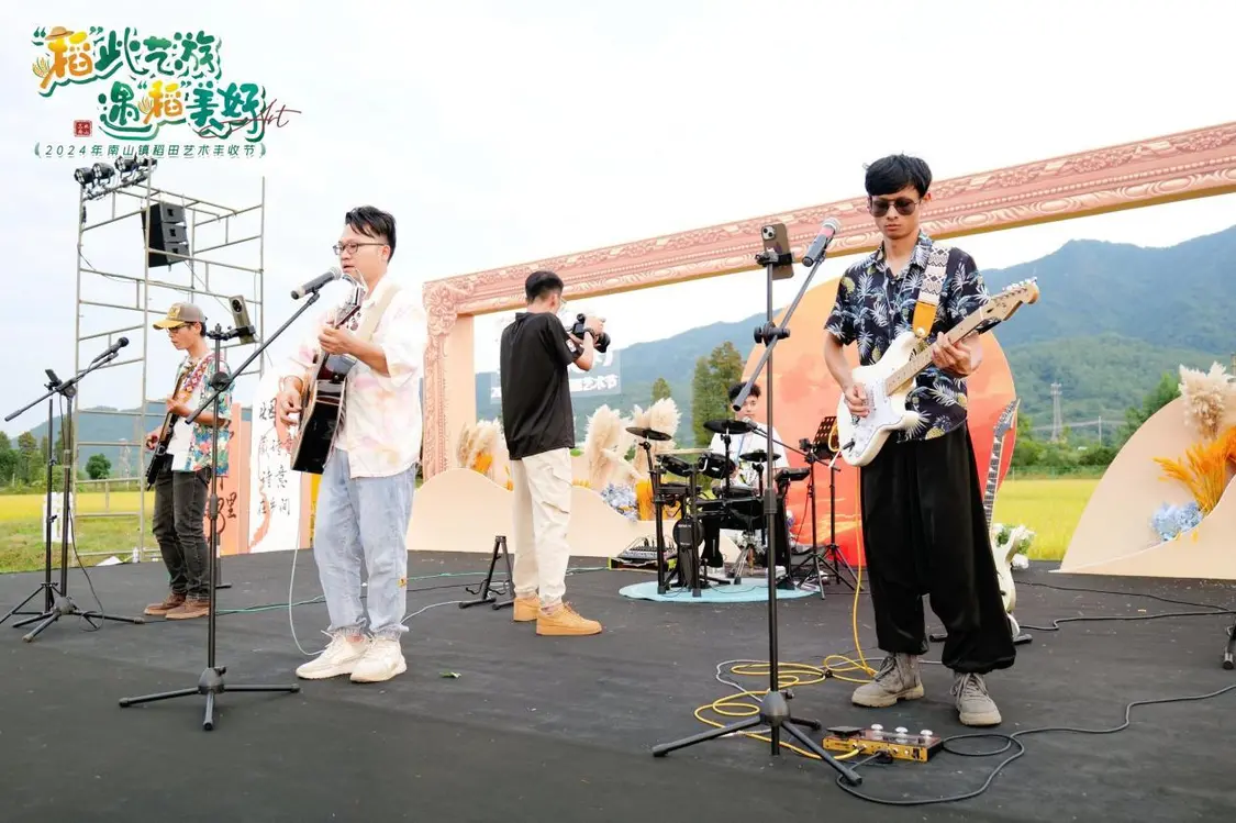 图为：热情洋溢的稻田音乐会。