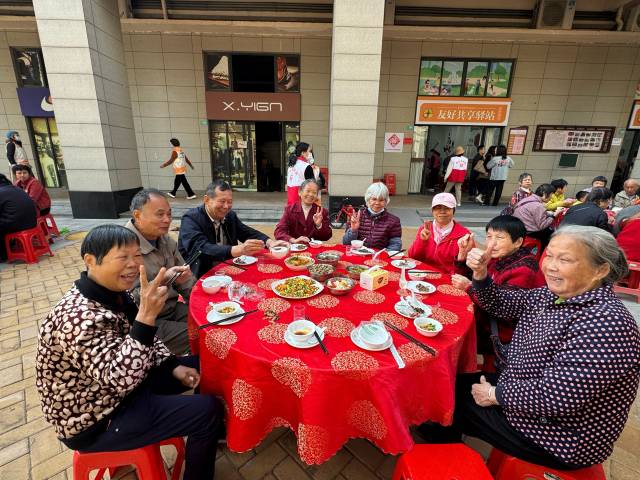 长者品尝爱心饭堂餐食。