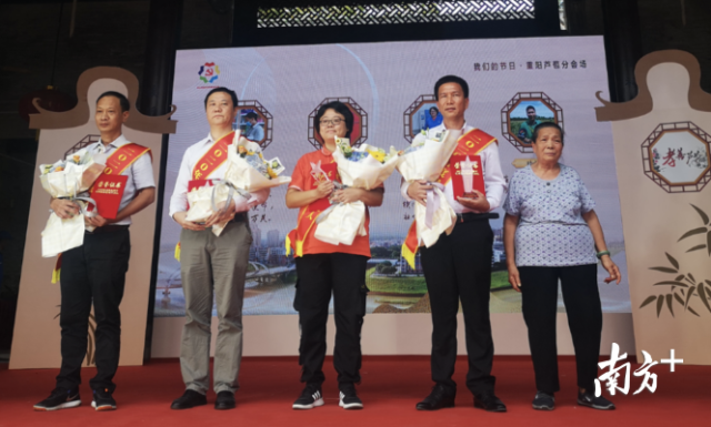 芦苞镇举行2020年度“孝善芦苞人”宣传发布仪式，10名“孝善芦苞人”一一登台接受表彰。 李周秦 摄