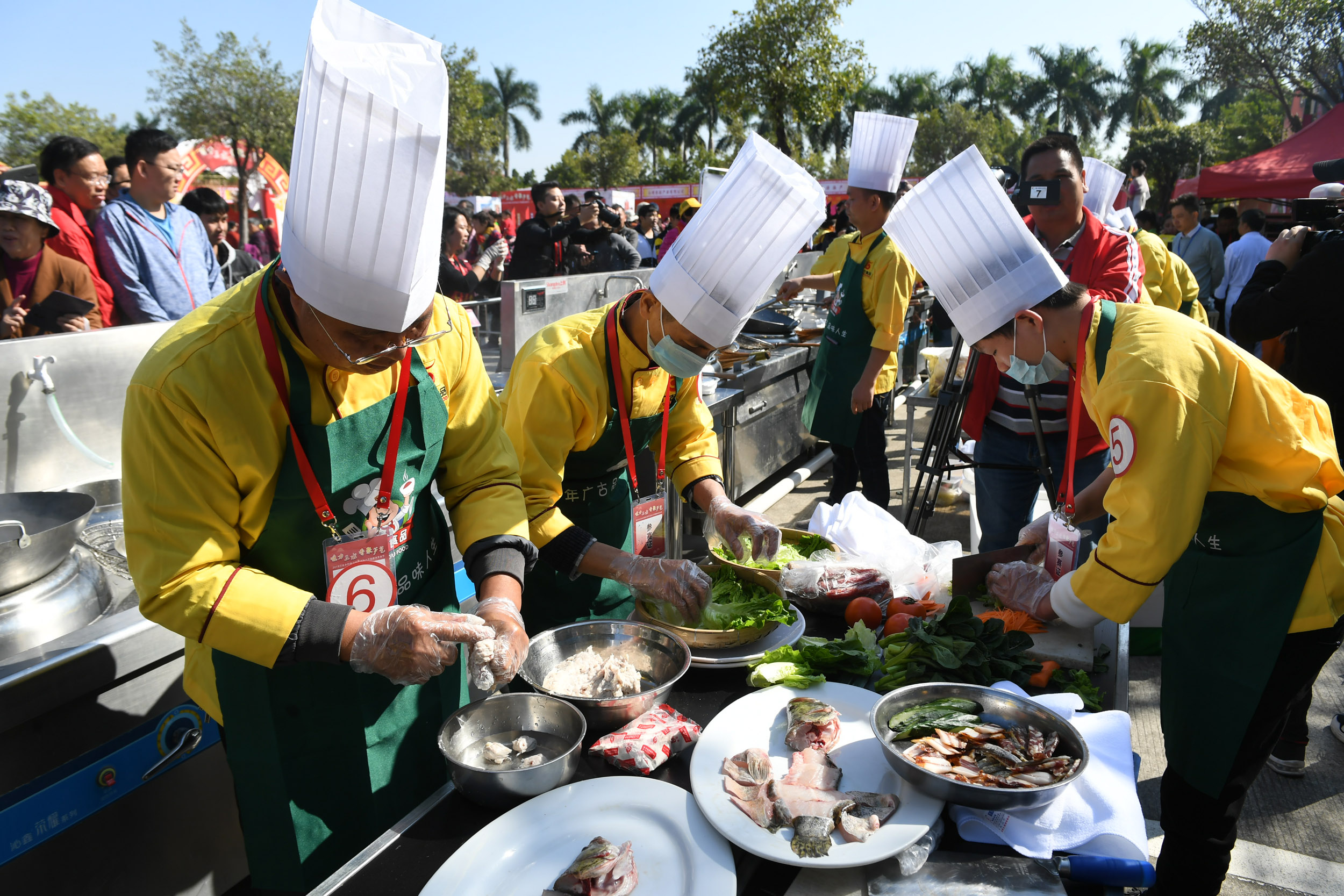 2019北江腊味美食节举行厨王争霸赛，厨手大展手艺.jpg