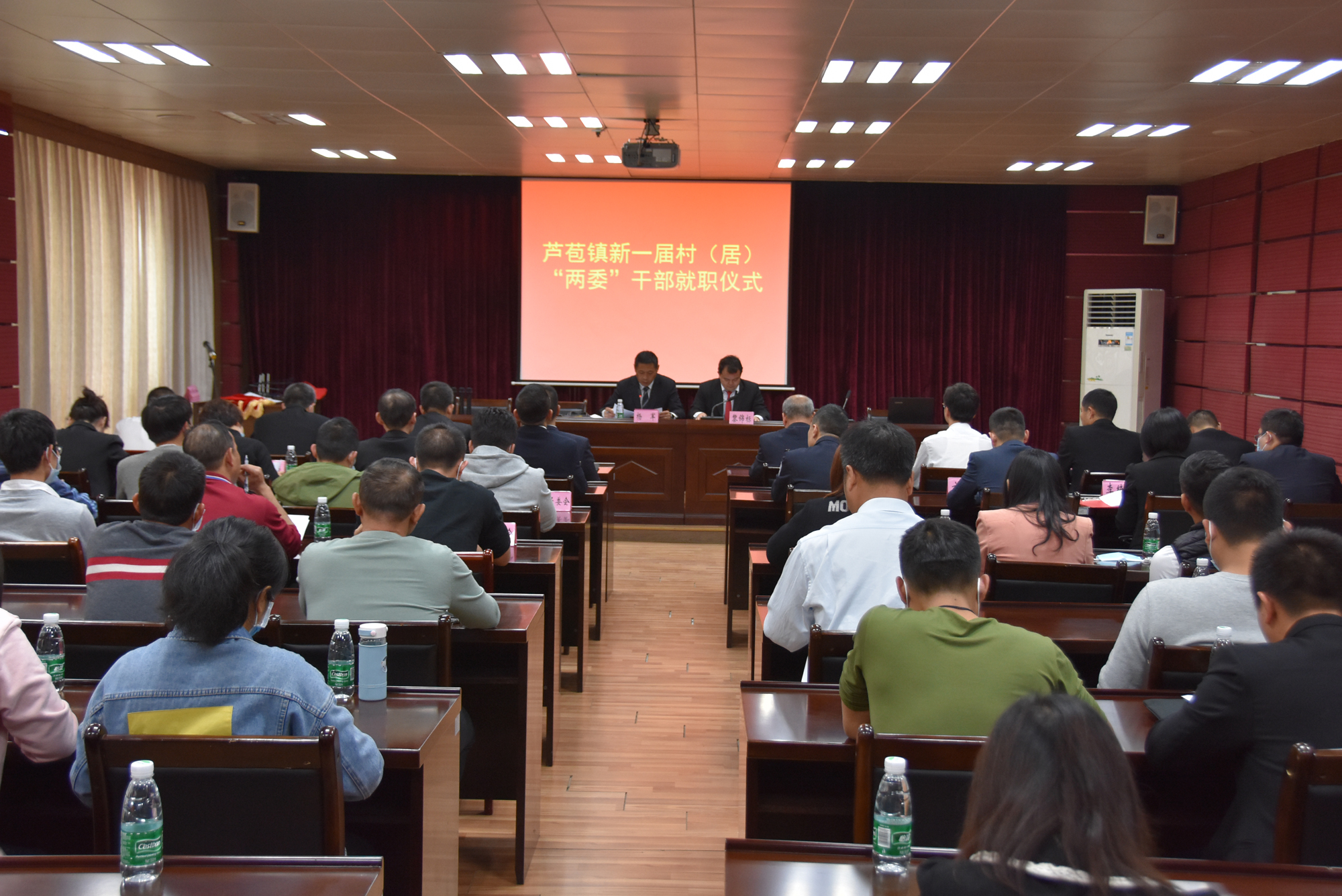 新一届村（社区）“两委”干部就职仪式现场.jpg