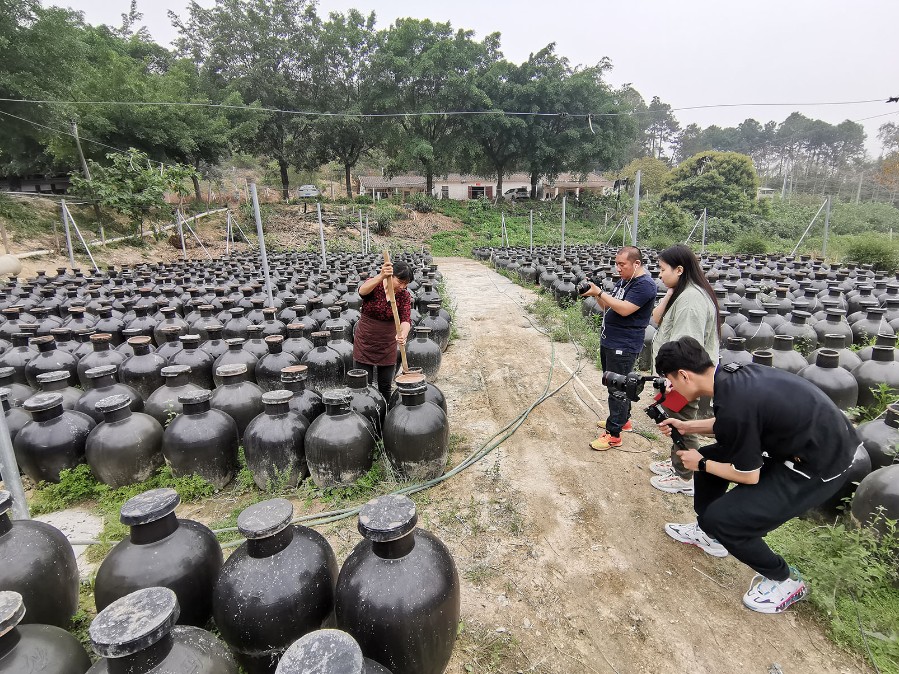 摄制组在长四嫂农庄拍摄臭屁醋的制作过程.jpg