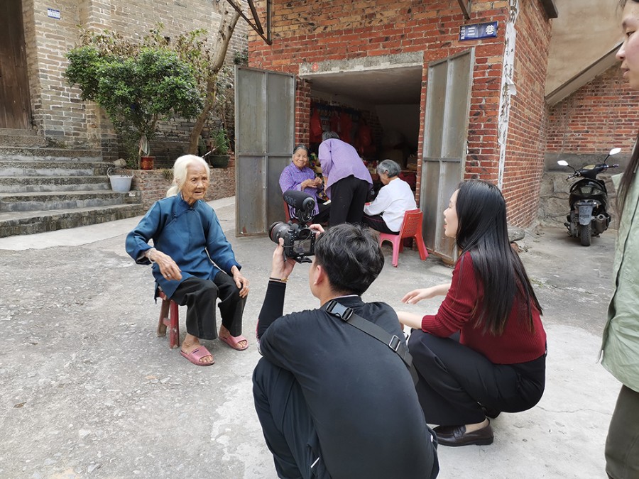 北京卫视《我是大医生》栏目来到芦苞开机拍摄以“长寿乡探秘”为题的节目.jpg