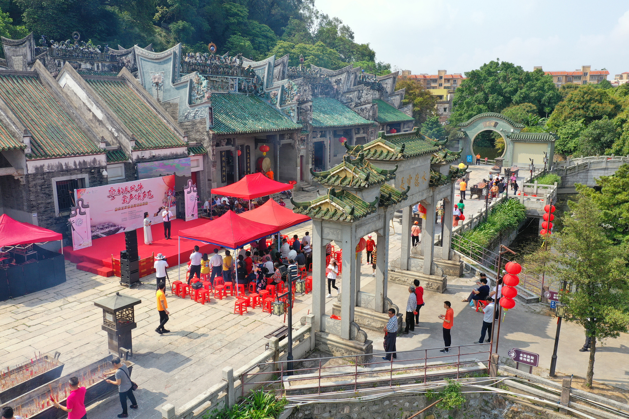4月14日，“粤韵展风华 蜚声颂芦苞”佛山五区私伙局戏曲展演活动在芦苞胥江祖庙庙前广场举行1.jpg
