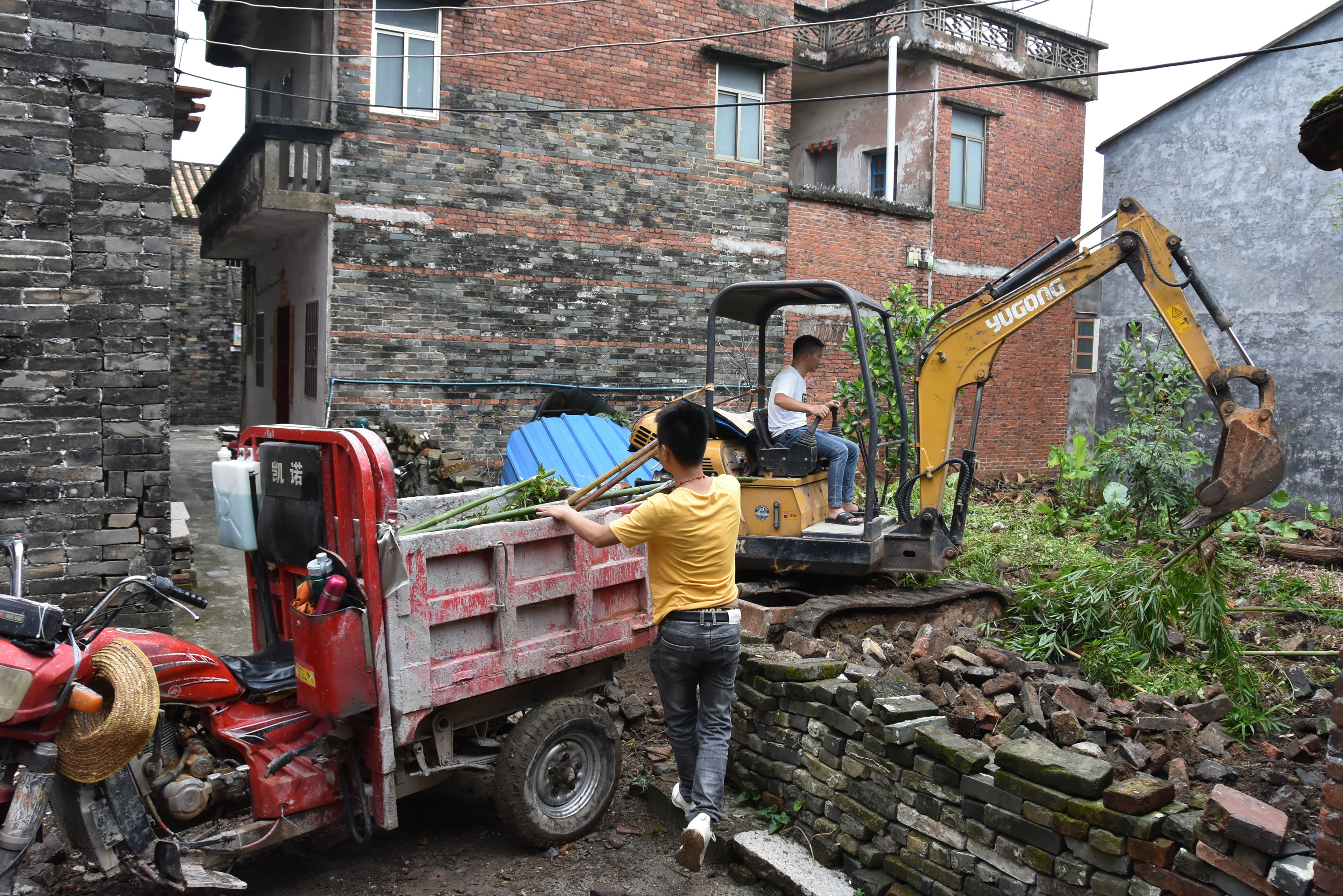 图为清理拆除危旧房现场，为建设“四小园”提供空间-2.jpg