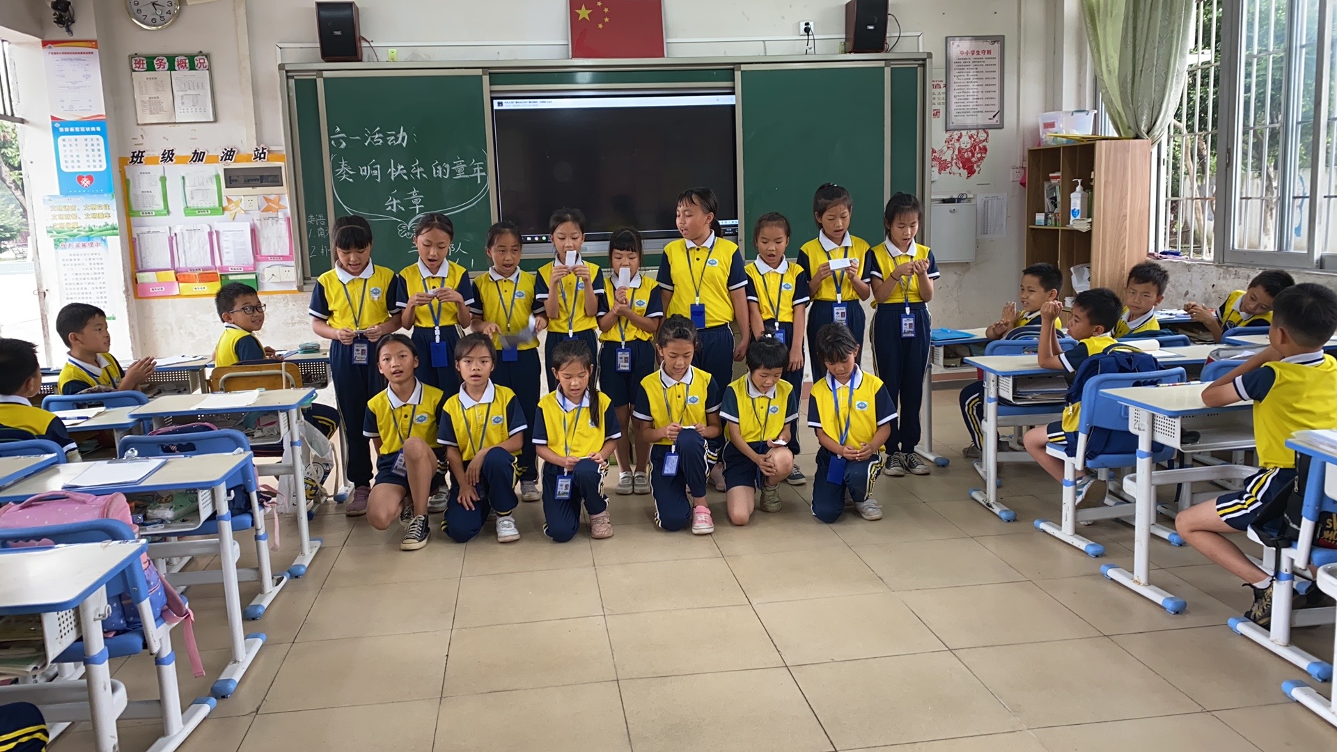 新乐丰小学主题班会，同学们展示才艺.jpg
