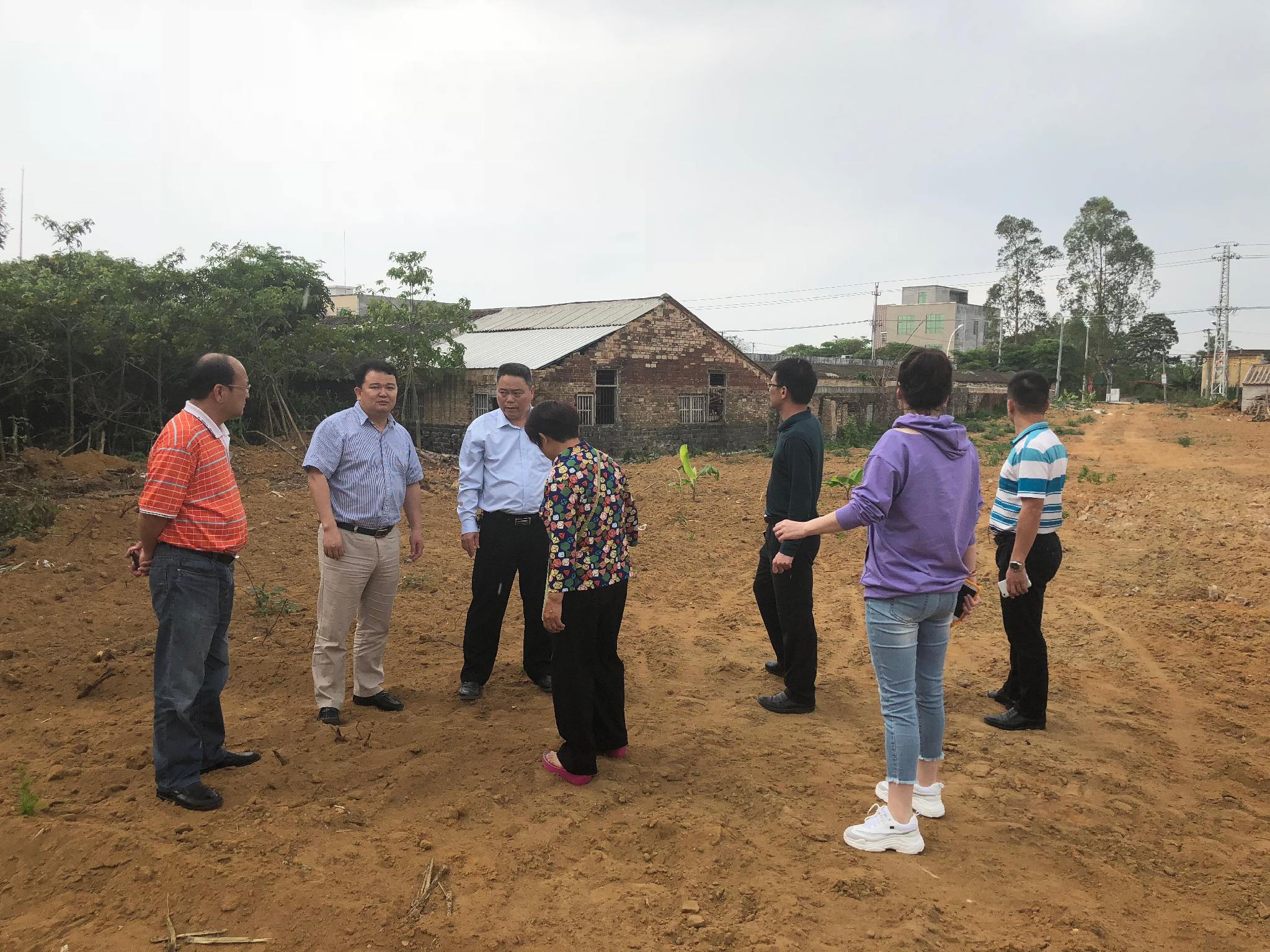 2018年3月29日镇领导黎锦标、梁庆文在乌塘调研扶贫项目.jpg
