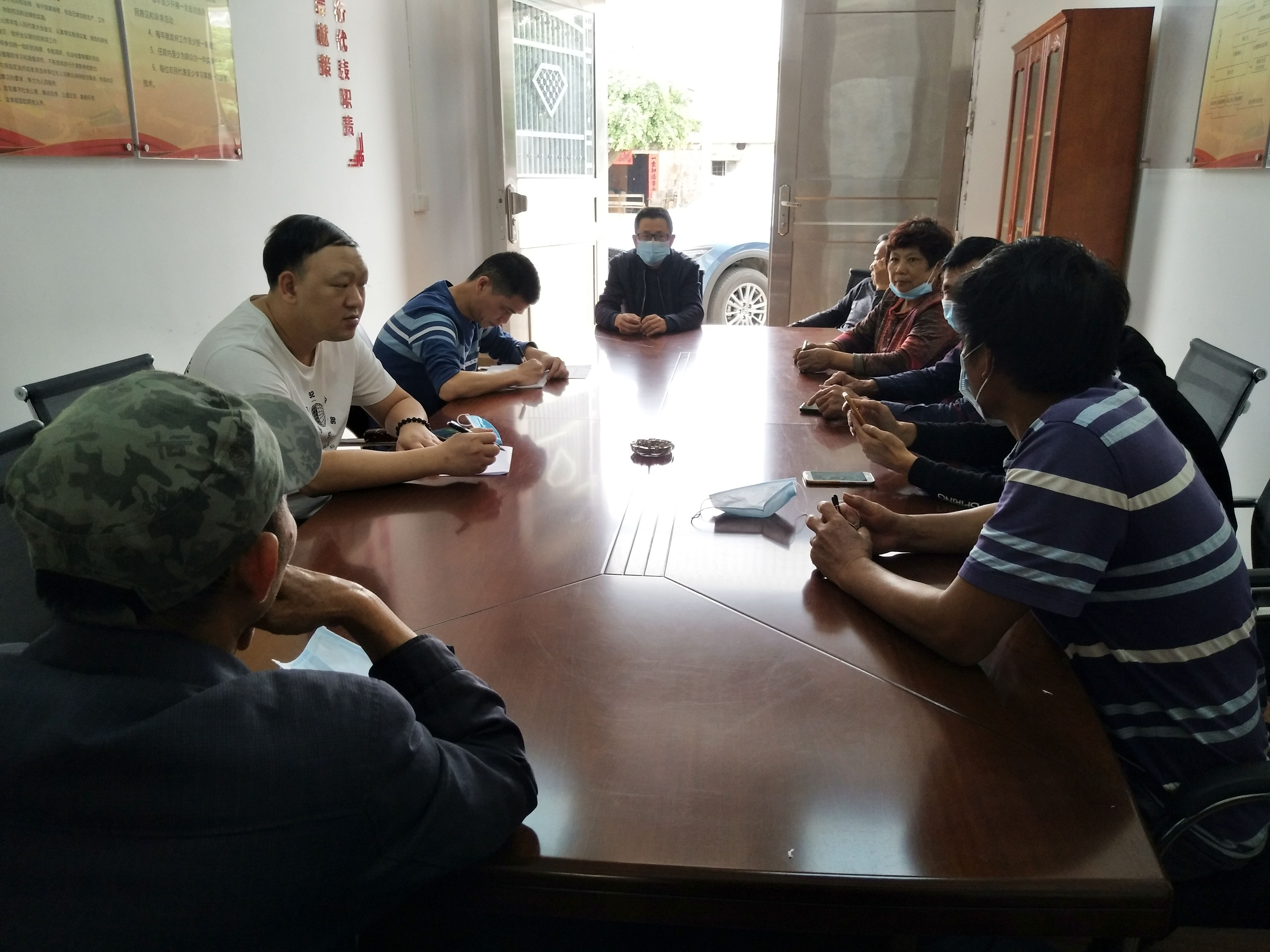2020年10月15日驻村干部与乌塘片区各村委书记商讨扶贫对策.jpg