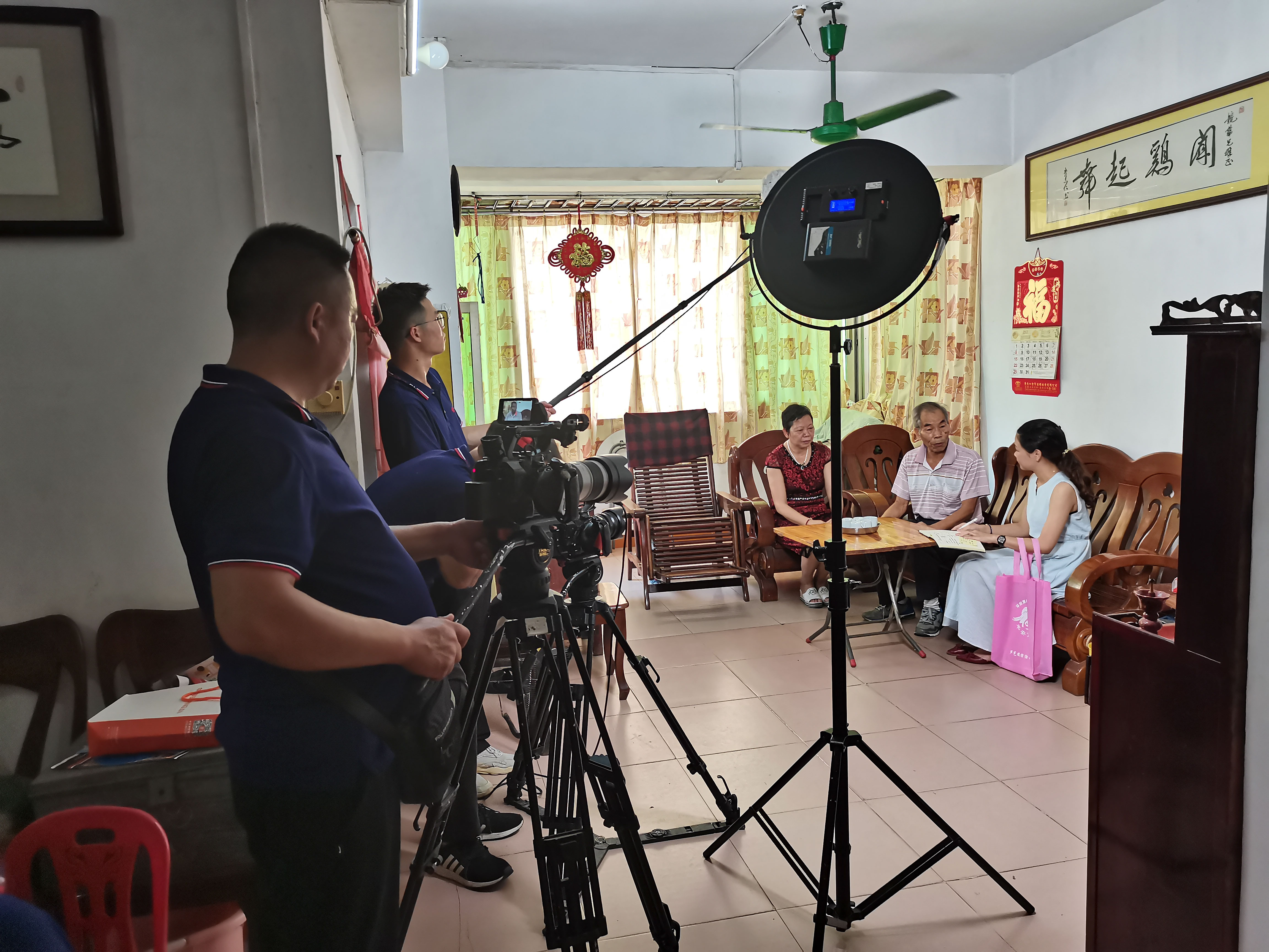 节目组在“佛山好人”蔡境华家中拍摄.jpg