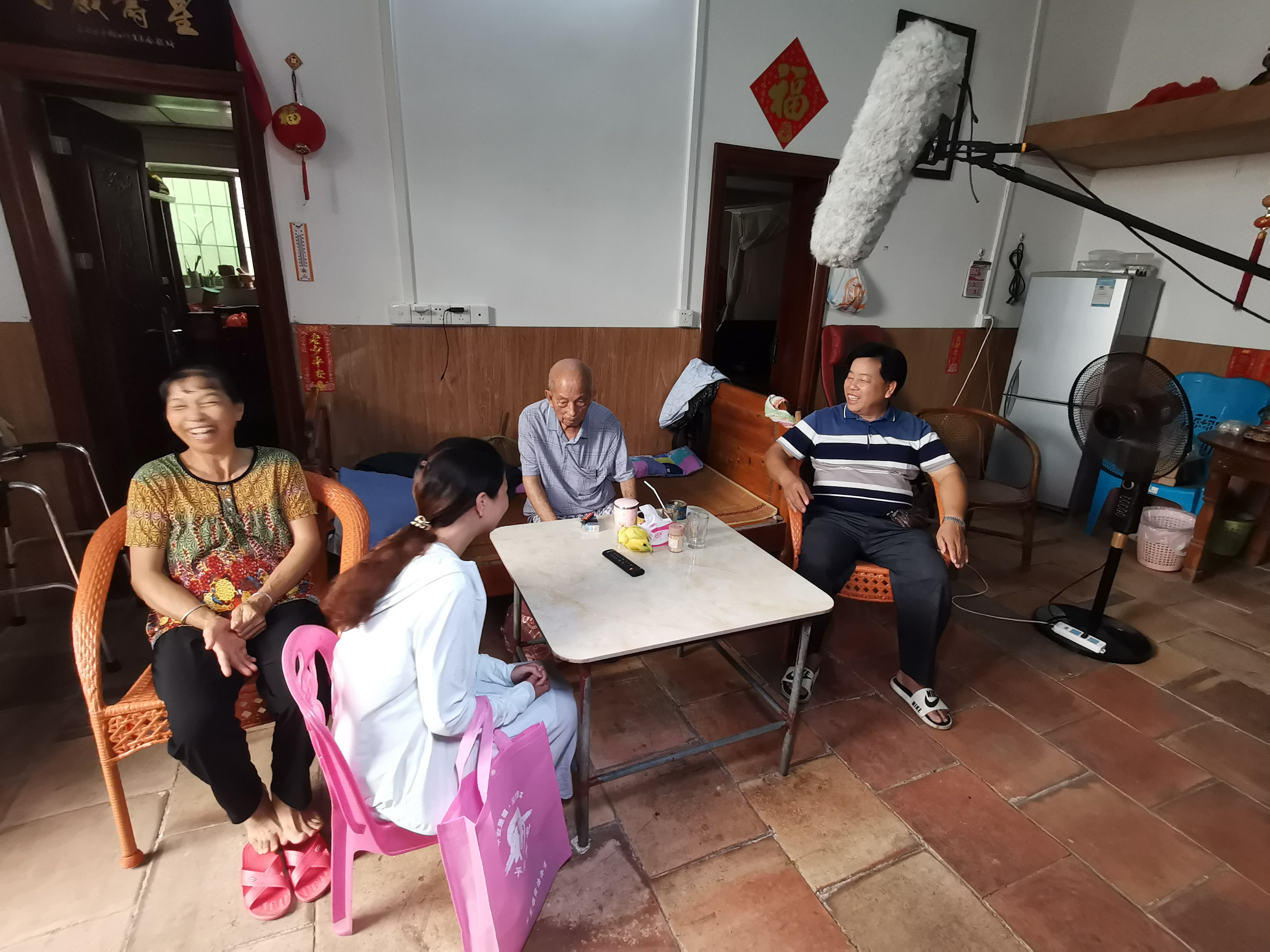 节目组在103岁老人黄启明家中拍摄.jpg