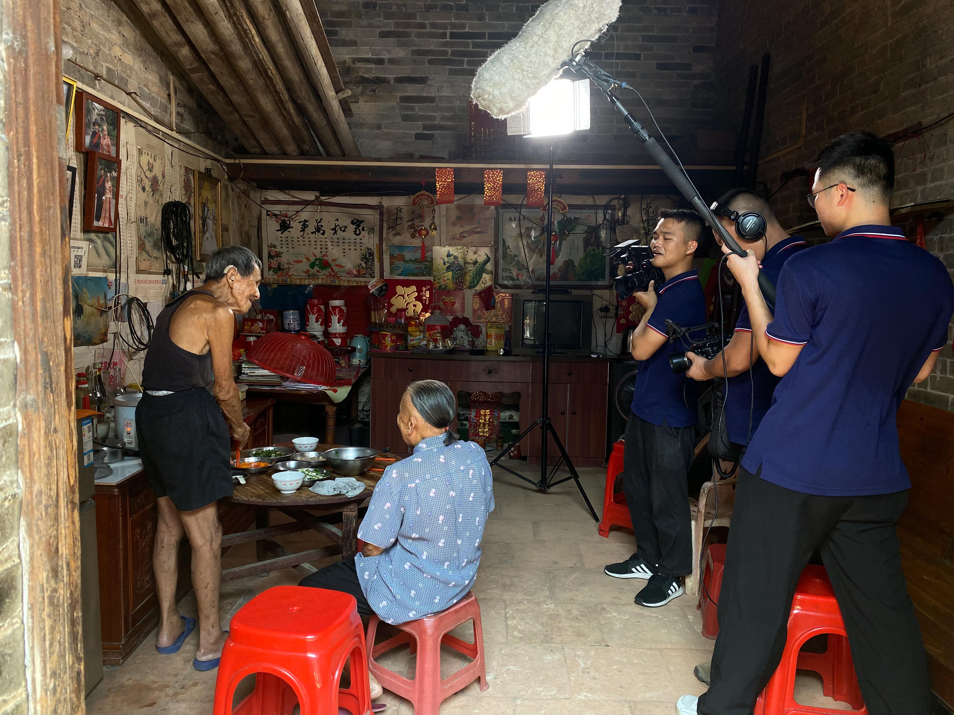 节目组在金婚夫妇蔡赞显家中拍摄.jpg
