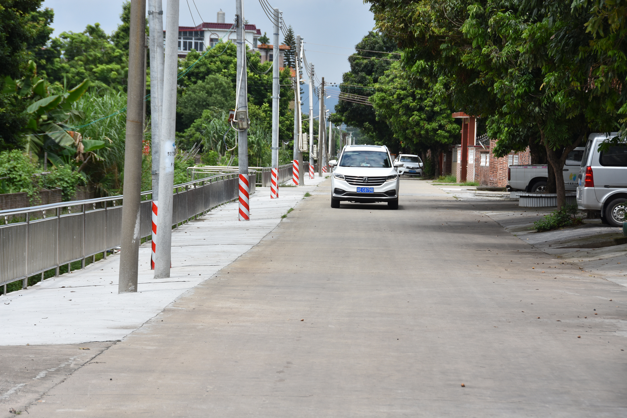 拓宽后的村道行车更顺畅了.jpg