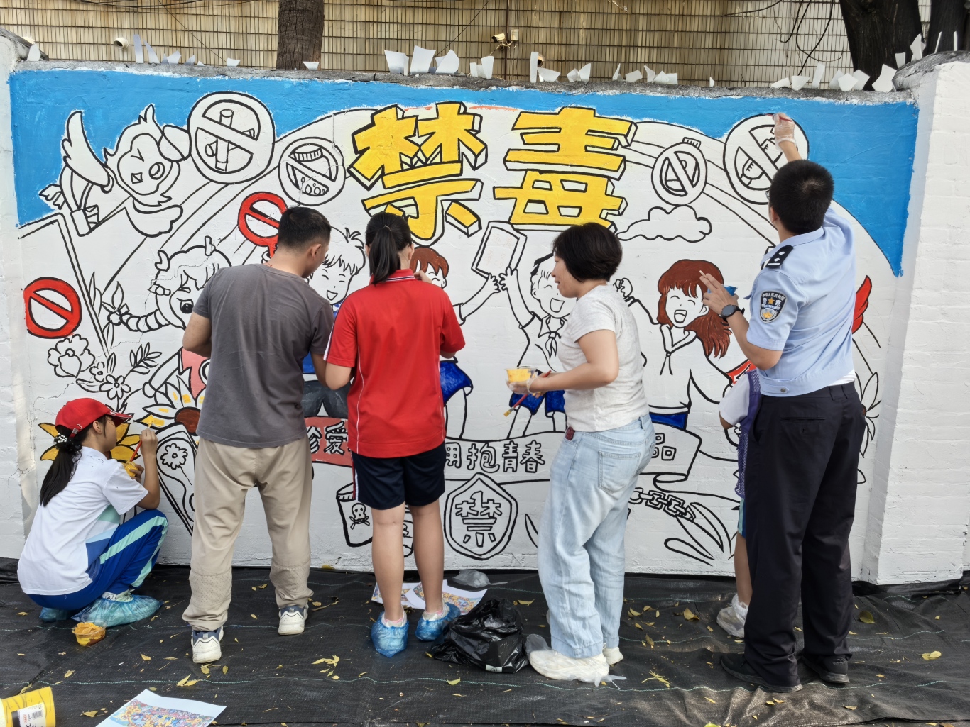 民警与师生共同绘制墙绘5.jpg
