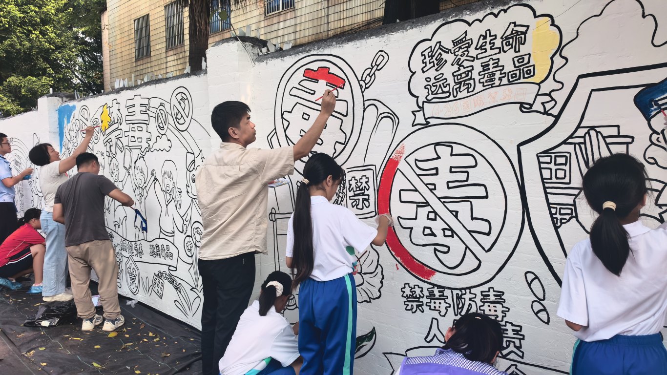 西面街道综合治理办公室黎主任参与墙绘创作.jpg