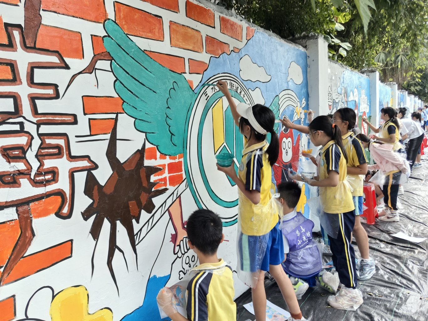 十一小学生在为墙给上色.jpg