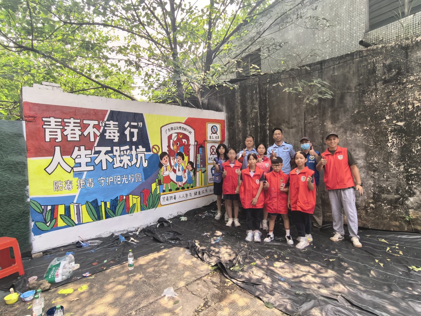 北外墙绘合照.jpg
