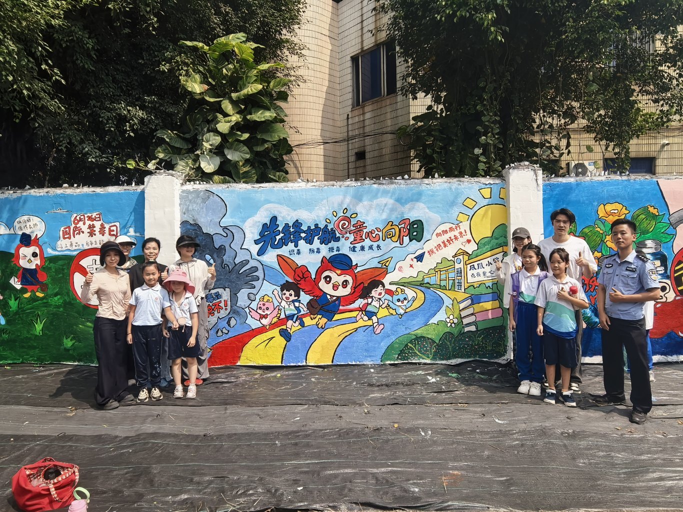 凤凰小学墙绘合照.jpg