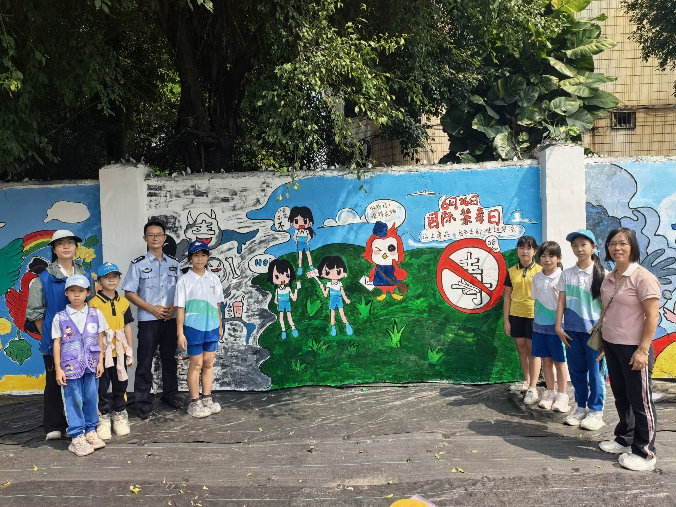 六小墙绘合照.jpg