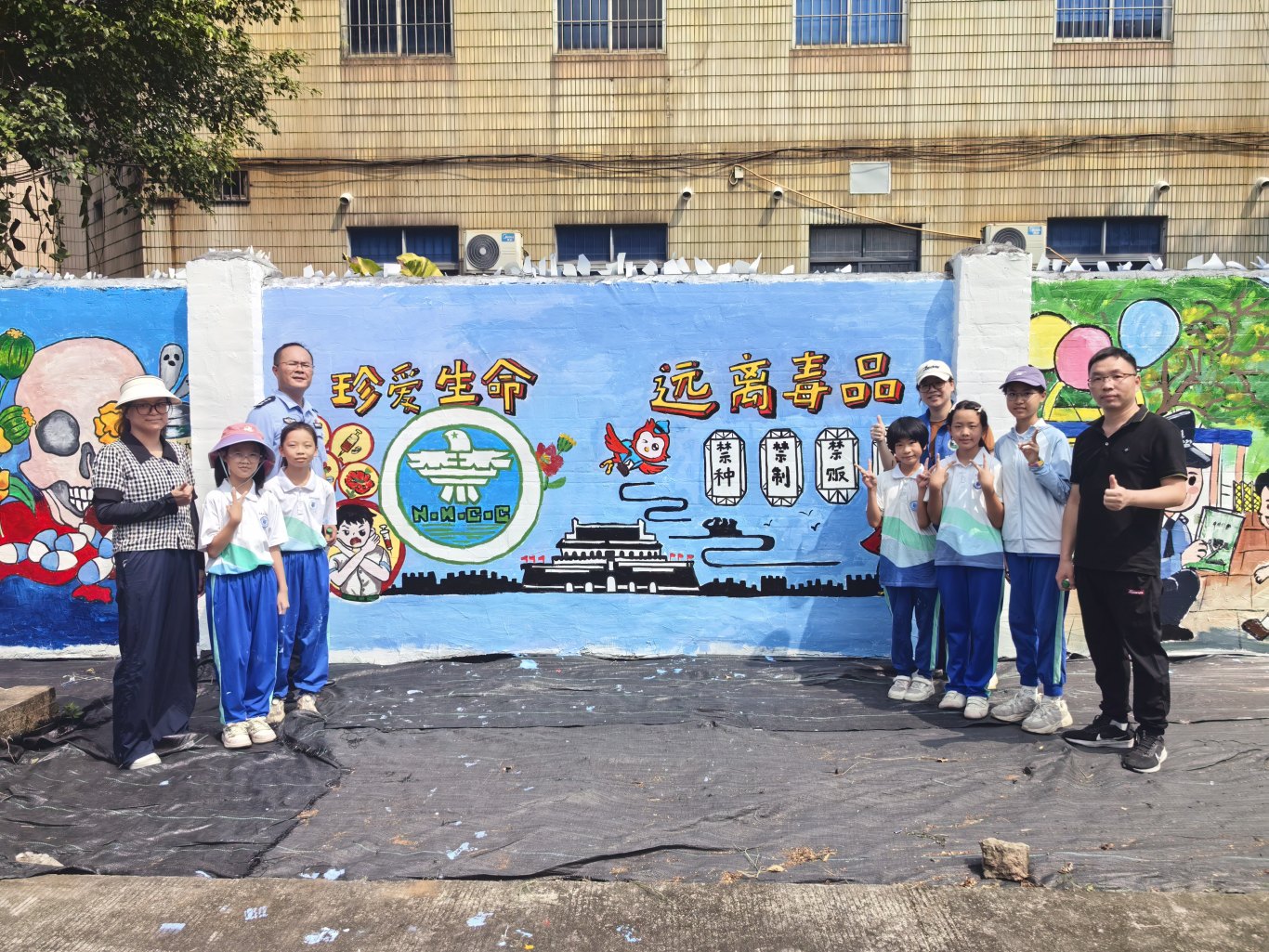 中心小学墙绘合照.jpg